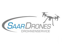 Logo von SaarDrones mit einem stilisierten Bild einer Drohne, Text "Drohnenservice".