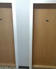 Zwei Holztüren nebeneinander in einem Flur, beide mit metallenen Türklinken.