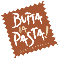 Logo marrone con testo "Butta La Pasta! Quella fresca" in stile artistico.