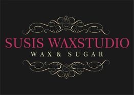 Schild mit der Aufschrift "SUSIS WAXSTUDIO" und "WAX & SUGAR" auf schwarzem Hintergrund mit Ornamenten.