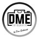 Logo mit Kamera und Text: "DME Fotografie" von "Dan Eckhardt" in einem grauen Kreis.