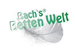 Der Schriftzug "Bach's Betten Welt" in Grün, überlagert eine graue Feder im Hintergrund.