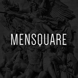 Beeldhouwwerk met krachtige figuren en grote vleugels, bedekt door het woord 'MENSQUARE'.