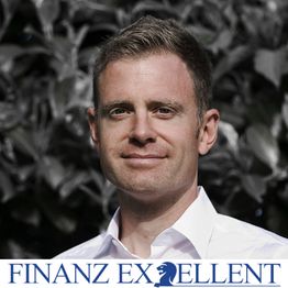 Ein Mann in einem weißen Hemd vor verschwommenem Hintergrund. Logo: "Finanz Excellent".