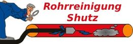 Mann mit Lupe untersucht Rohr, "Rohrreinigung Shutz" Text, zeigt blockiertes Abflussrohr.