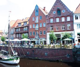 Blick übers Fleth zum Restaurant (links)