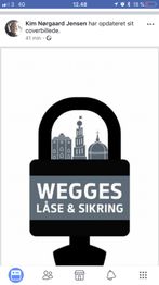 "Logo af et hængelås med bysilhuet og teksten 'WEGGES Låse & Sikring' i midten."
