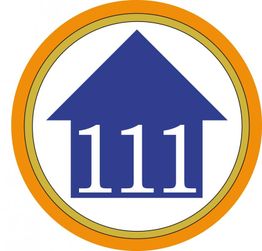 Blaues Haus-Zeichen mit der Zahl 111, umgeben von einem orangefarbenen Kreis auf weißem Hintergrund.