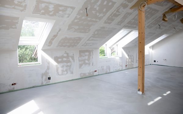 Estrich als Sichtboden gegossen in einen Neubau im Dachgeschoss.