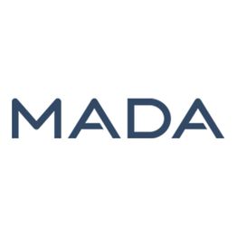 Logo con la scritta "MADA" in blu su sfondo bianco.
