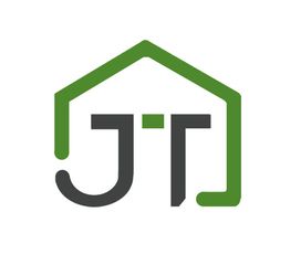 Logo mit den Buchstaben "JT" in Grau, eingerahmt von einem grünen Hausumriss auf weißem Hintergrund.