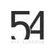 Schwarze Zahl 54 mit Schriftzug "VIA CLAUDIA" darunter auf weißem Hintergrund.