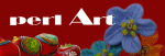 Text "perl Art" mit bunten Perlenschmuckstücken und blauer Blume auf rotem Hintergrund.