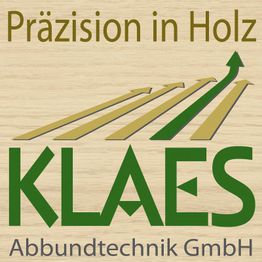 Logo mit Text "Präzision in Holz, KLAES Abbundtechnik GmbH", Pfeile in Holzoptik.
