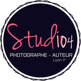 Logo rond "Studio 104", photographe, Lyon 1er, texte noir et rose sur fond sombre.