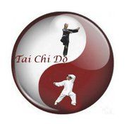 Yin-Yang-Symbol mit zwei Tai Chi-Kämpfern in Aktion und Schriftzug "Tai Chi Do".