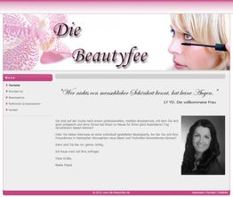 Website-Design mit rosa Blumen, Frau schminkt sich. Text über Schönheitsdienstleistungen.