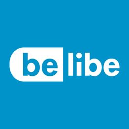 Logotipo blanco "be libe" sobre fondo azul claro.