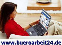 Frau sitzt auf dem Sofa mit Laptop auf dem Schoß, Webseite mit www.bueroarbeit24.de sichtbar.