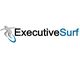 Logo mit stilisiertem Surfer und Text "Executive Surf" in Schwarz und Blau.