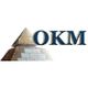 Logo mit einer Pyramide und den Buchstaben "OKM".