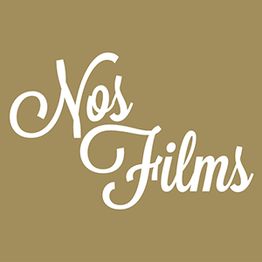 Texte blanc "Nos Films" sur fond marron clair.