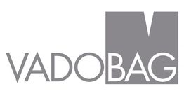 Het logo van Vadobag met grijze letters en een grafisch ontwerp van een gestileerde 'V'.