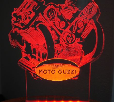 Acrylglas Award Moto Guzzi Motor mit roter Beleuchtung