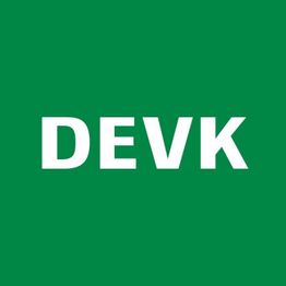 Weißer Text "DEVK" auf grünem Hintergrund.