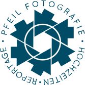 Logo mit Zahnrad-Design, Text: "Pfeil Fotografie, Hochzeiten, Reportage" in Kreisform.