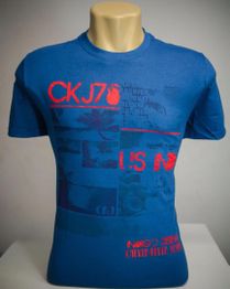 Manequim vestindo camiseta azul com estampas e letras vermelhas.