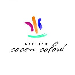 Logo mit bunten Pinselstrichen und dem Text: "Atelier cocon coloré".