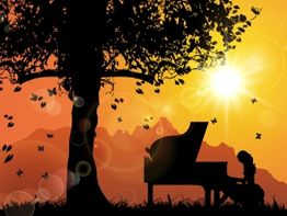 Schattenriss eines Mädchens am Klavier unter Baum, Schmetterlinge, Sonnenuntergang im Hintergrund.