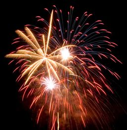 Feuerwerk am Nachthimmel mit bunten, strahlenden Lichtern und Funken.