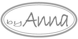 Logo mit der Aufschrift "by Anna" in einem ovalen Rahmen, stilisierte Schrift, grau.