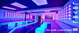 Neonbeleuchtete Club Lounge mit modernen Sitzgelegenheiten und futuristischen Dekoelementen.