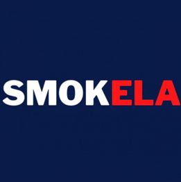 Text: "SMOKELA" in Weiß und Rot auf dunkelblauem Hintergrund.