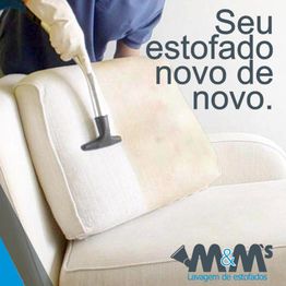Pessoa limpa sofá bege com aspirador. Texto: "Seu estofado novo de novo." M&M's Lavagem.