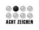Neun Kugeln, eine schwarz. Text: "ACHT ZEICHEN".