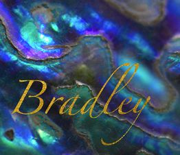 Schillernde Perlmuttoberfläche mit dem goldenen Schriftzug "Bradley".