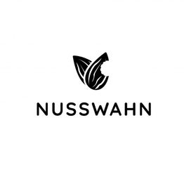 Nusswahn-Logo: Schwarze Nussgrafik mit Biss, darunter der Schriftzug "Nusswahn".