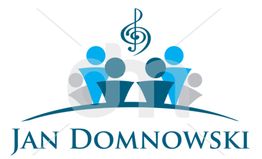 Drei blaue Figuren mit Notenschlüssel, darunter der Name "Jan Domnowski".
