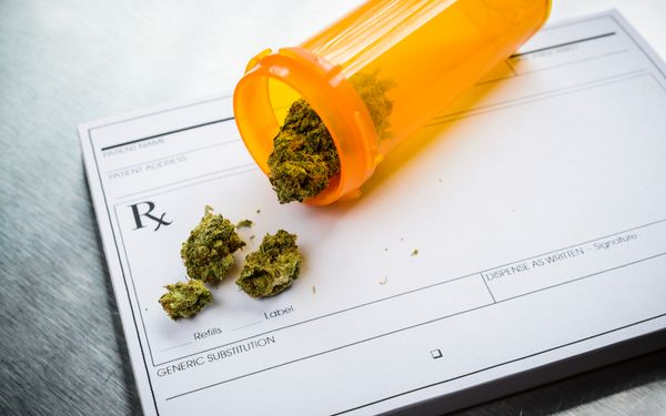 Medizinisches Cannabis auf einem Rezeptblock eines Arztes.