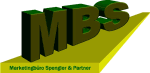 3D-Logo "MBS" in Grün auf gelbem Podest mit Text "Marketingbüro SpeeGer & Partner".