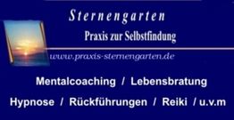 Blaues Schild mit Text: "Sternengarten - Praxis zur Selbstfindung. Mentalcoaching, Reiki, mehr."
