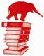 Roter Elefant balanciert auf einem Stapel Bücher.