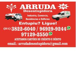 Cartaz vermelho da Arruda Desentupidora com contatos e serviços de desentupimento 24h.