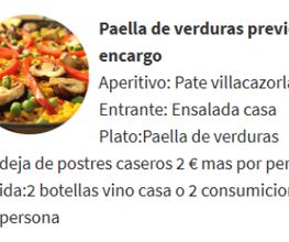 Plato de paella de verduras con espárragos y pimientos. Menú detallado al lado.