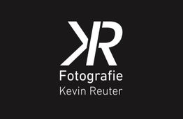 Logo mit den Buchstaben "KR", darunter steht "Fotografie Kevin Reuter" auf schwarzem Hintergrund.