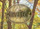 Logo von "HolzTec" vor einem Waldhintergrund mit Bäumen und herbstlichen Farben.